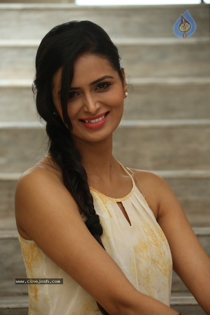 Meenakshi Dixit Gallery - 73 / 77 photos