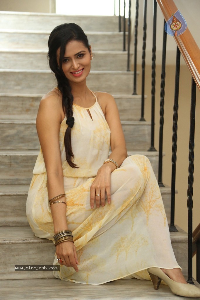 Meenakshi Dixit Gallery - 76 / 77 photos