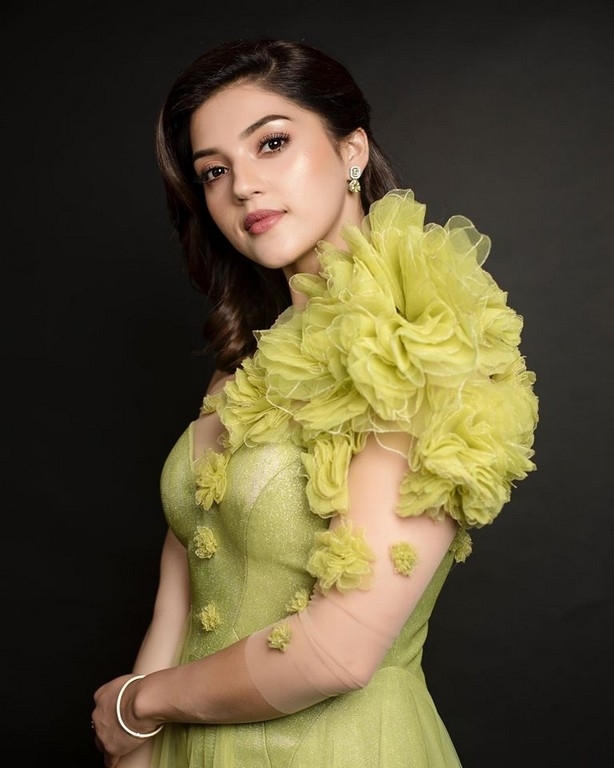 Mehreen Pirzada Photos - 6 / 9 photos