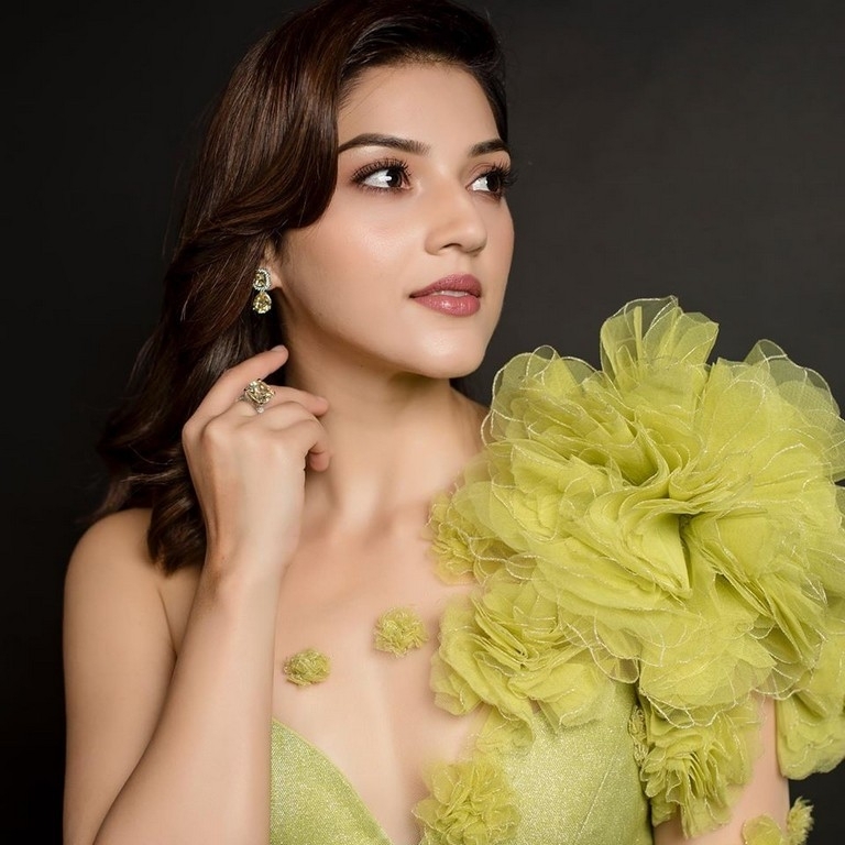 Mehreen Pirzada Photos - 7 / 9 photos