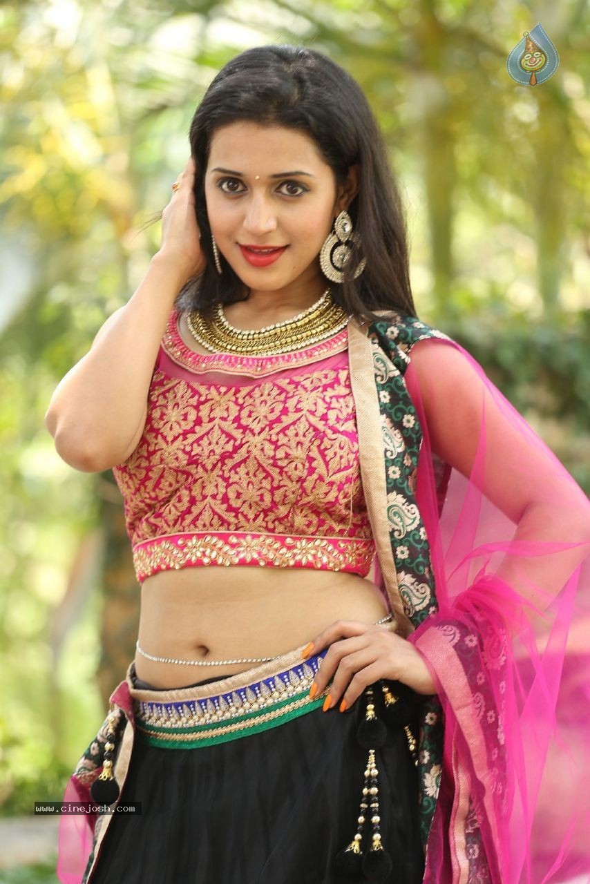 Mohitha New Stills - 20 / 64 photos