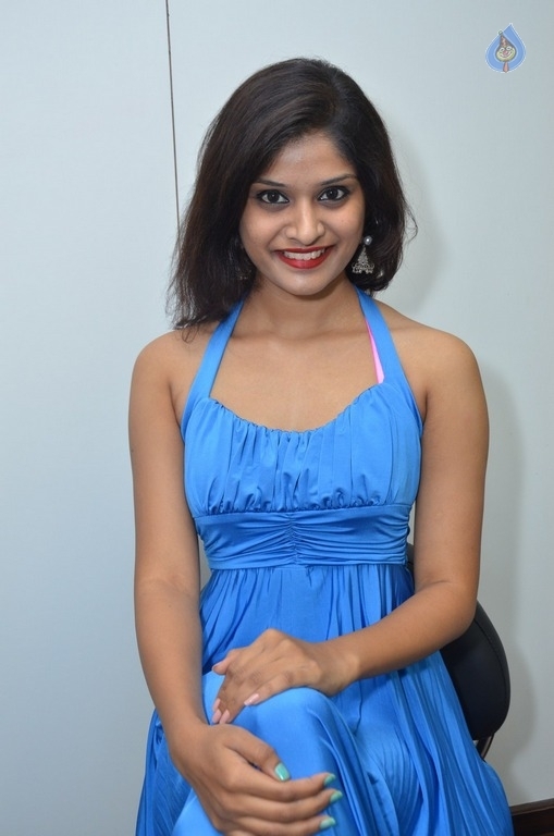 Mona New Photos - 13 / 14 photos