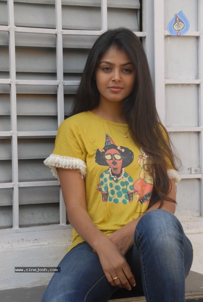 Monal Gajjar Stills - 32 / 45 photos