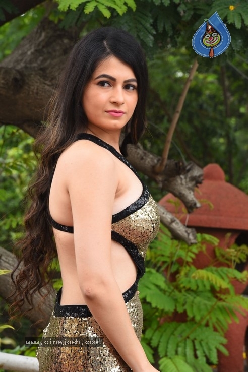 Monal Jagtani Stills - 7 / 15 photos