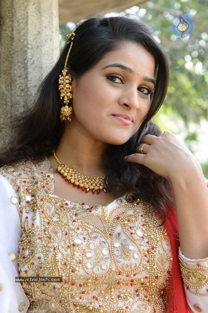 Monisha New Stills - 4 / 24 photos