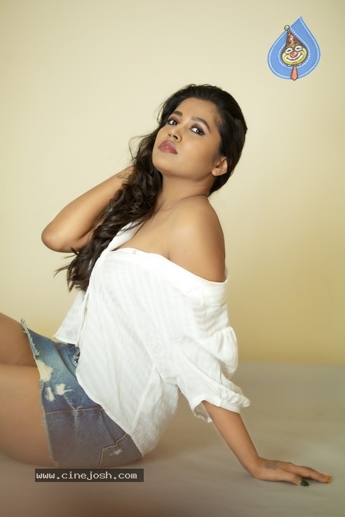 Mounika Guntuka Stills - 17 / 20 photos