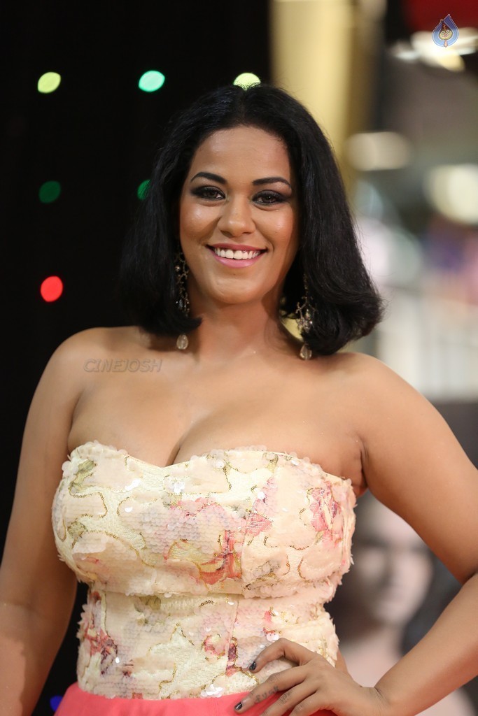 Mumaith Khan Images - 7 / 34 photos