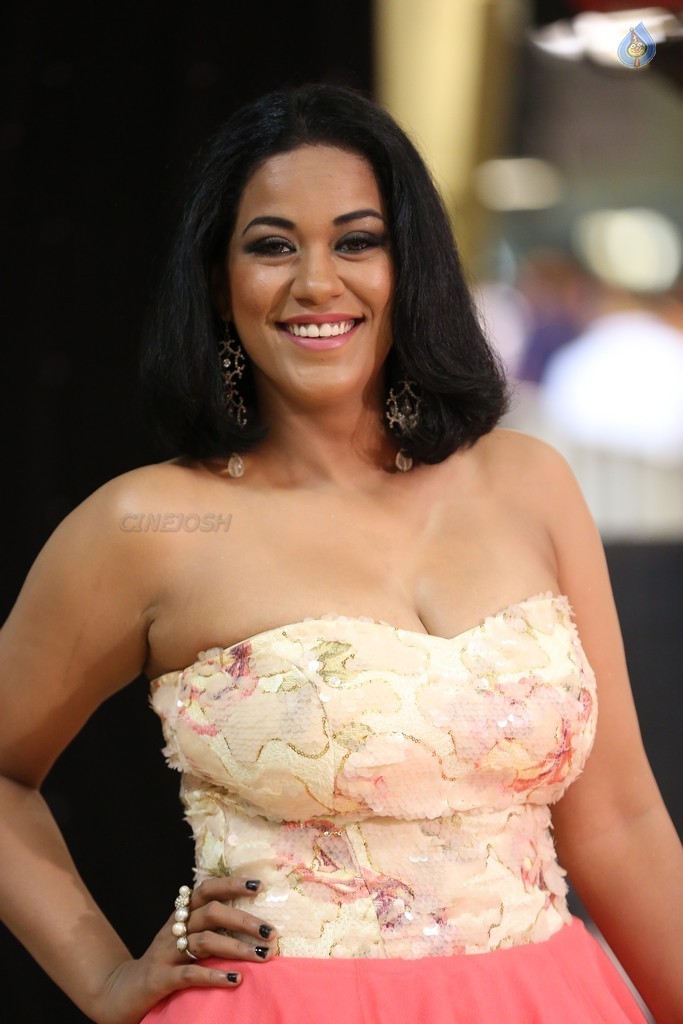 Mumaith Khan Images - 21 / 34 photos