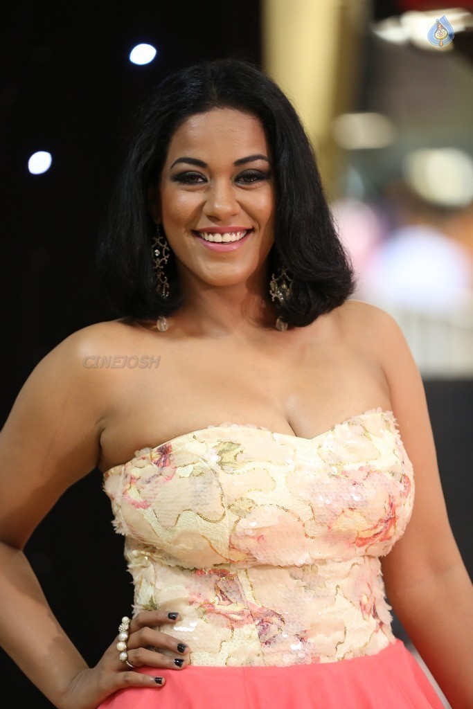 Mumaith Khan Images - 31 / 34 photos