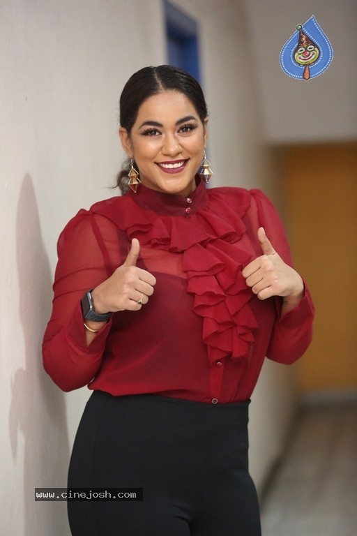 Mumaith Khan Images - 2 / 10 photos