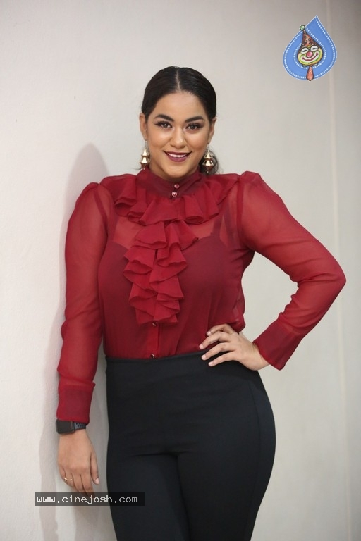 Mumaith Khan Images - 3 / 10 photos