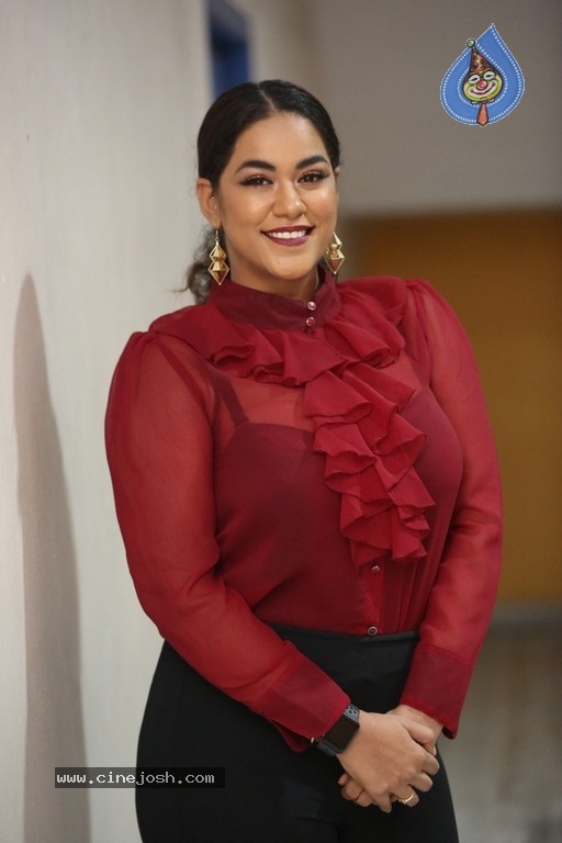 Mumaith Khan Images - 6 / 10 photos