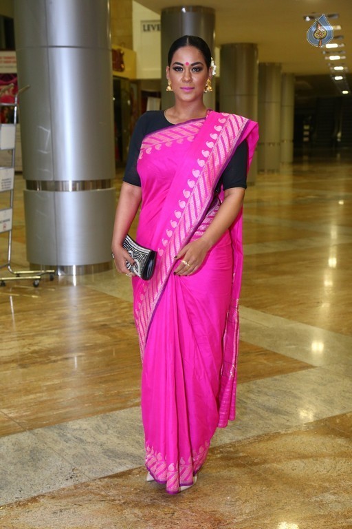 Mumaith Khan Photos - 9 / 14 photos