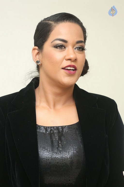 Mumaith Khan Photos - 16 / 32 photos