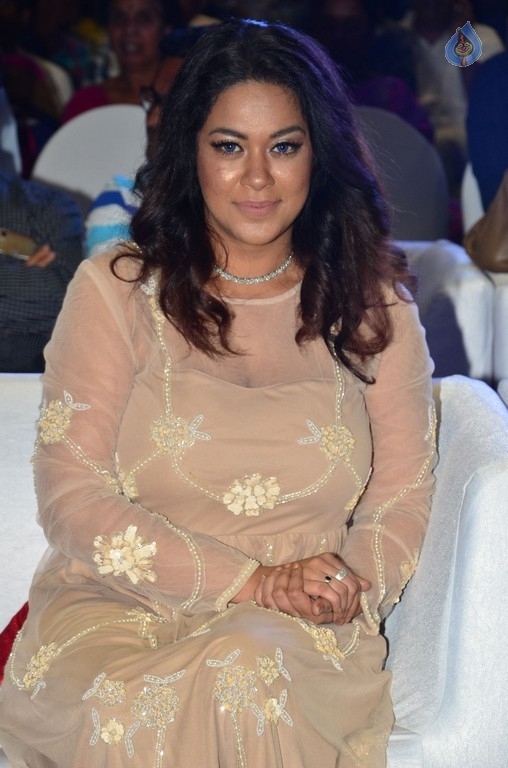 Mumaith Khan Stills - 13 / 26 photos