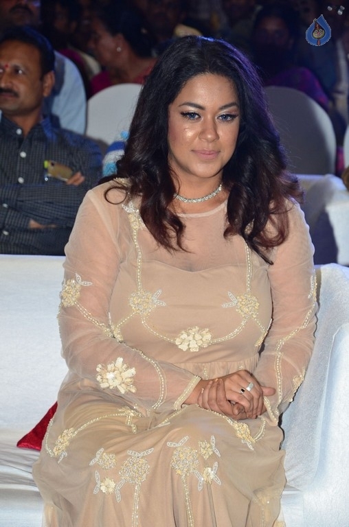 Mumaith Khan Stills - 16 / 26 photos