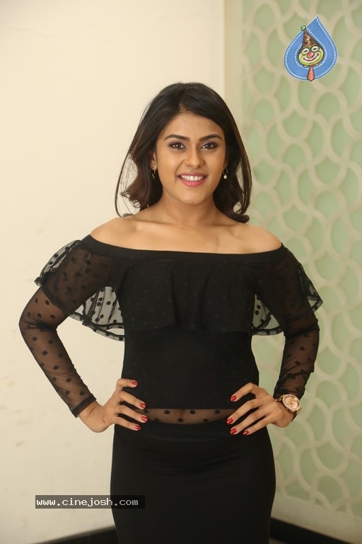 Naira Shah Stills - 6 / 21 photos