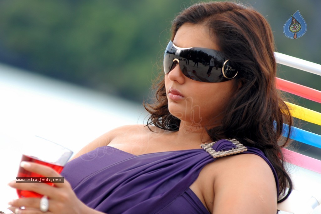 Namitha Hot Stills - 32 / 67 photos