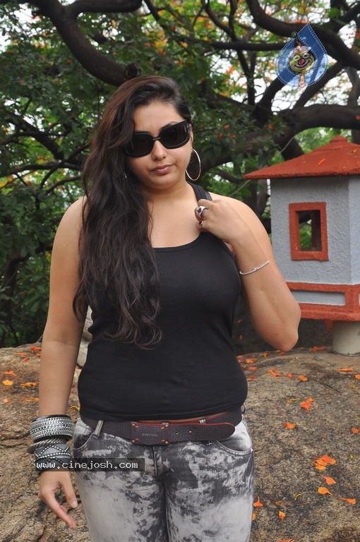 Namitha Hot Stills - 50 / 68 photos