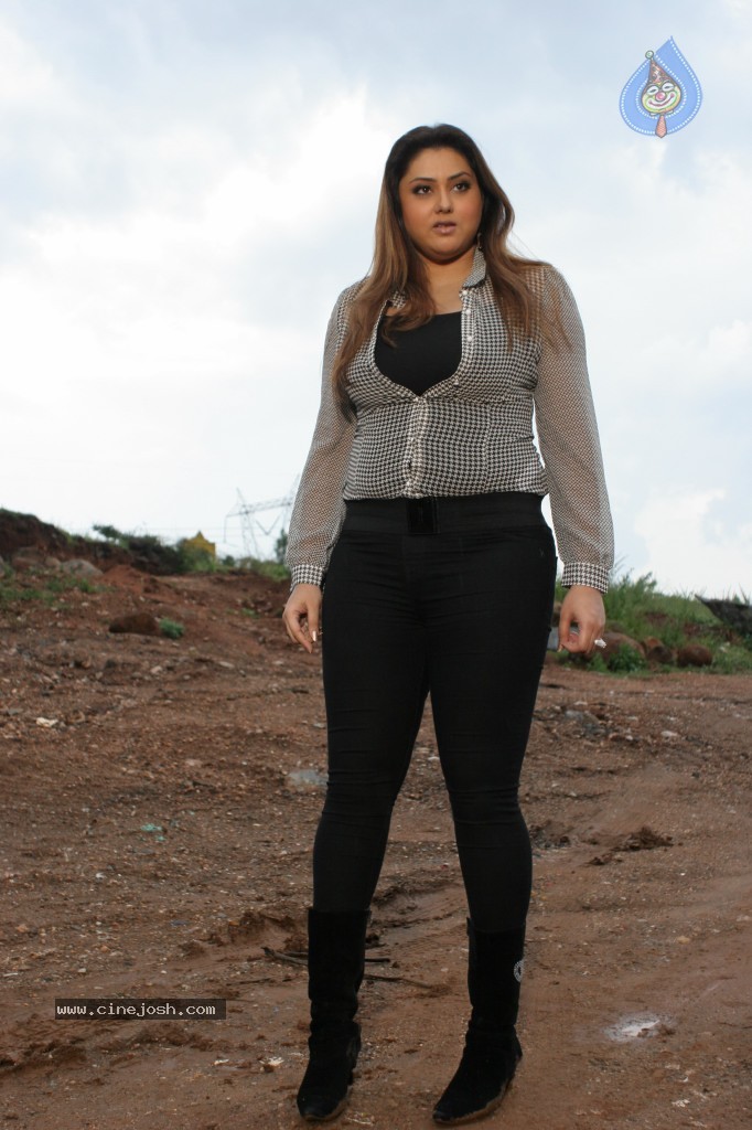 Namitha New Stills - 31 / 91 photos