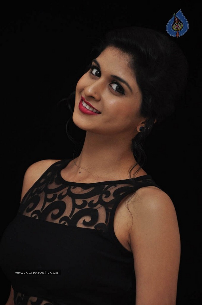 Naveena Latest Stills - 77 / 100 photos