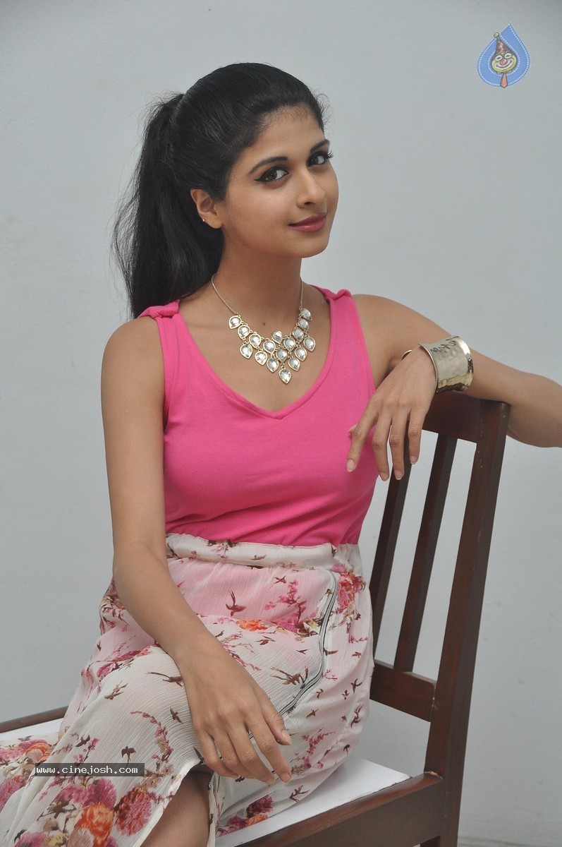 Naveena New Pics - 135 / 201 photos