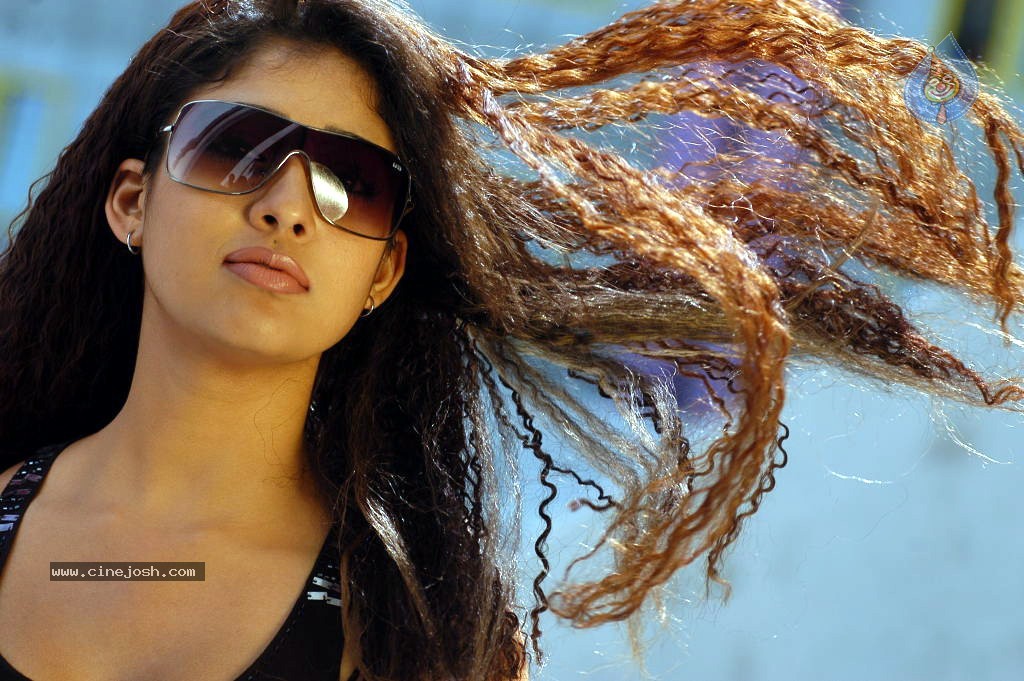 Nayanthara Hot Stills - 39 / 77 photos