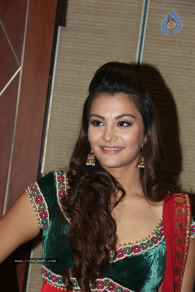 Nazia Hussain New Stills - 88 / 104 photos