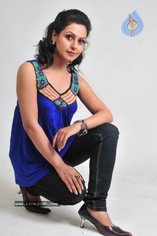 Neelam Gouhranii Stills - 22 / 91 photos