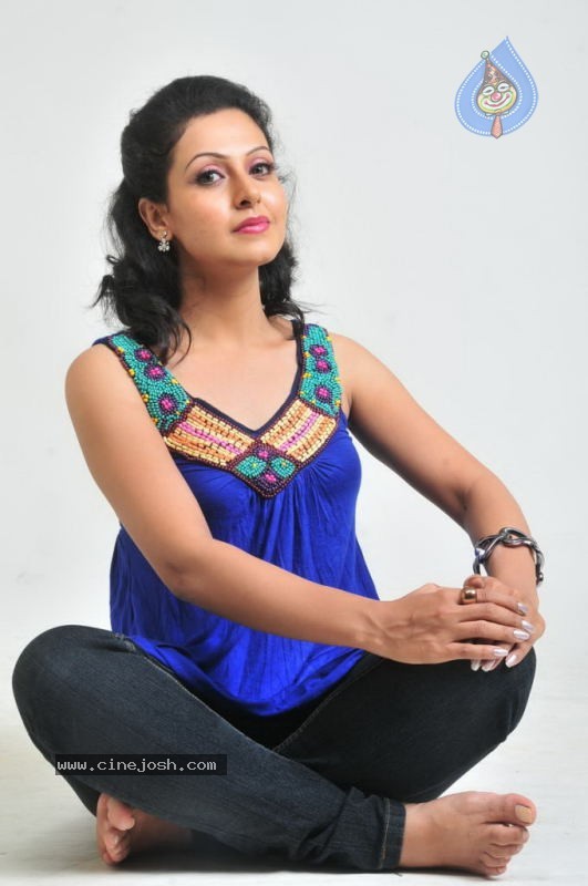 Neelam Gouhranii Stills - 27 / 91 photos