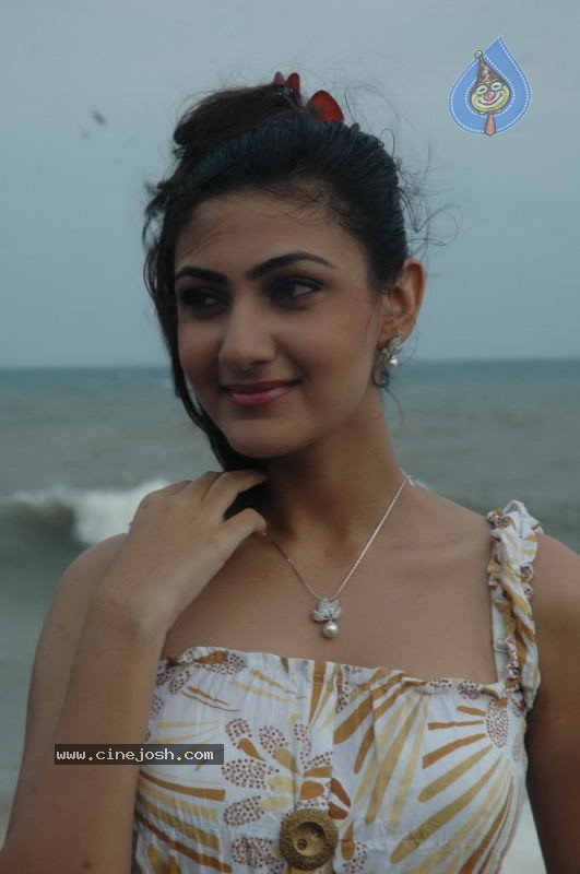 Neelam Stills - 26 / 35 photos