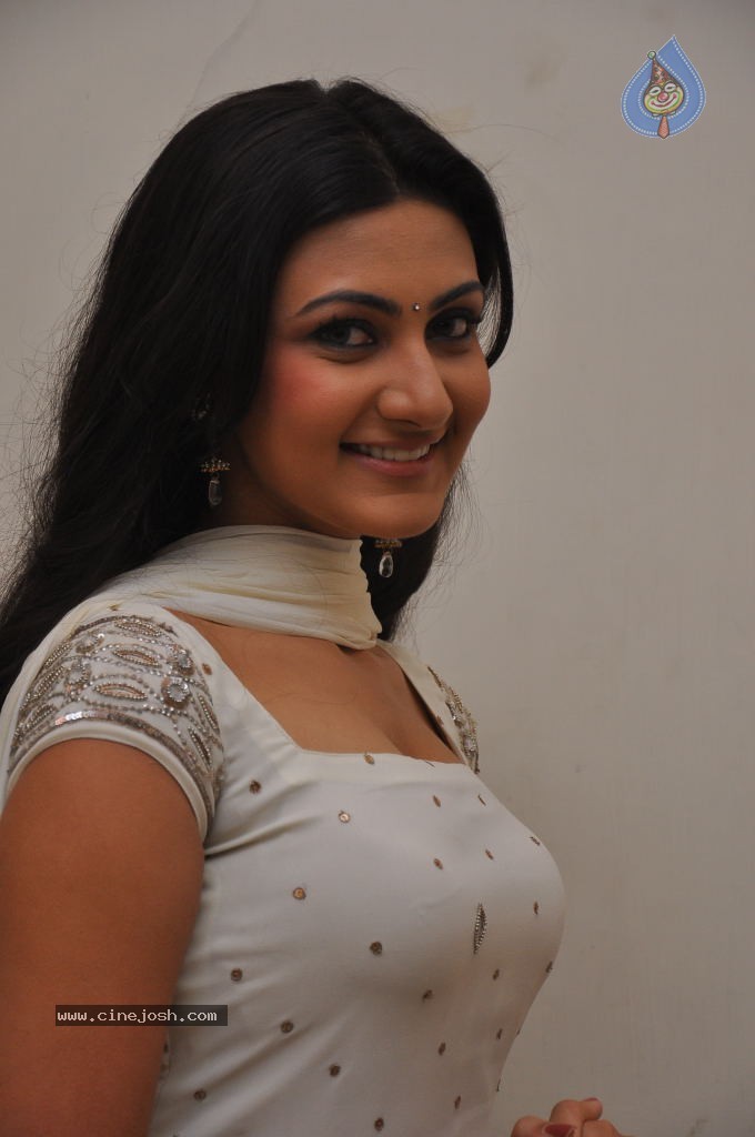 Neelam Stills - 52 / 95 photos