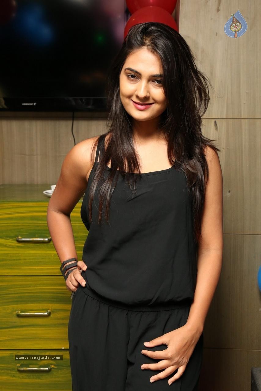 Neha Deshpande Gallery - 10 / 50 photos