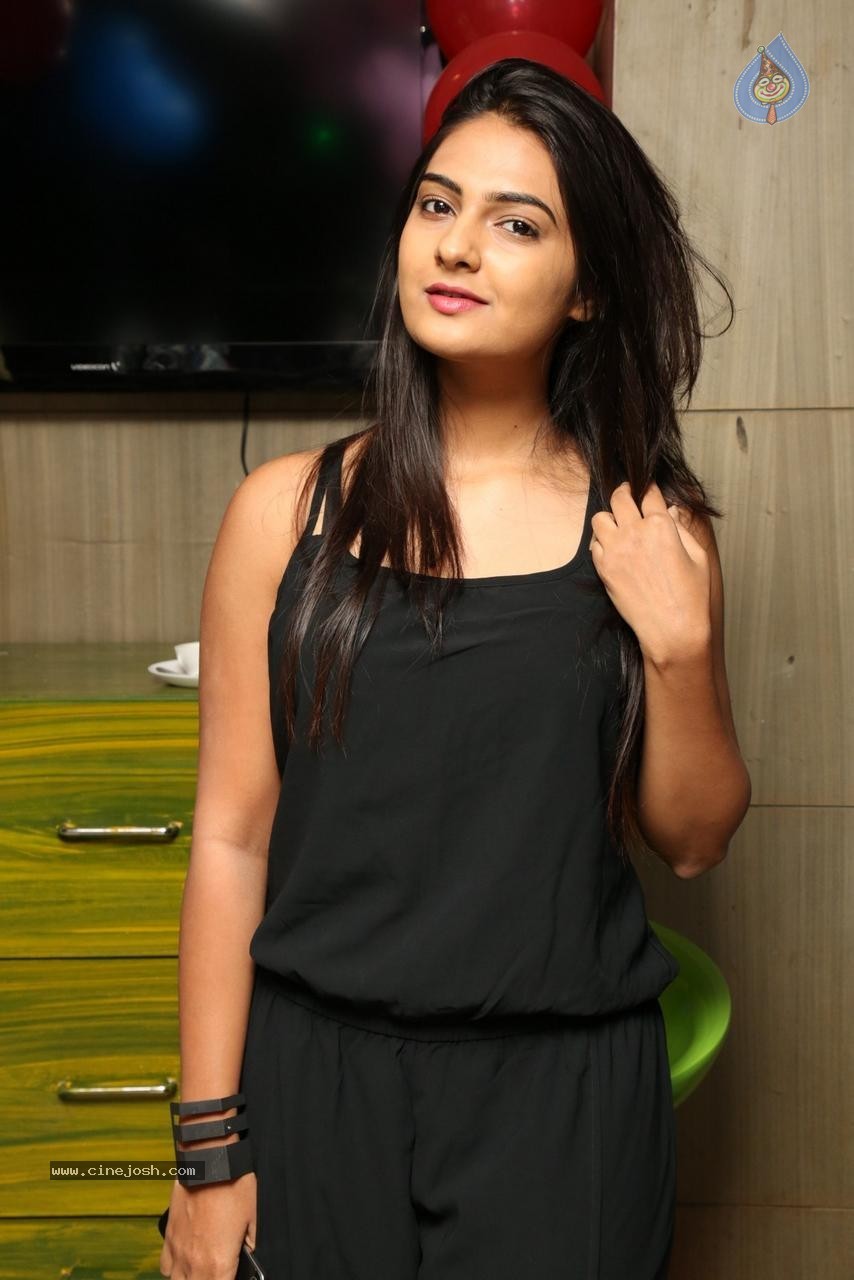 Neha Deshpande Gallery - 33 / 50 photos