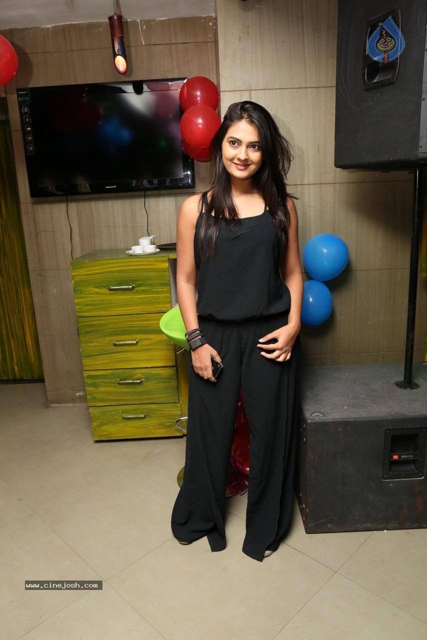 Neha Deshpande Gallery - 35 / 50 photos