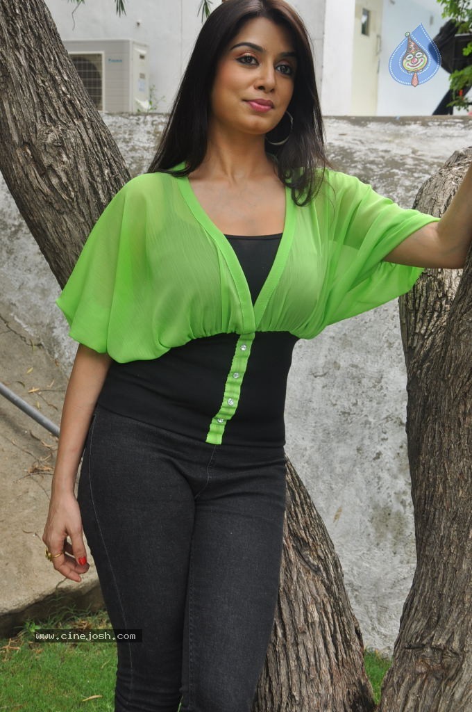 Neha Hot Stills - 25 / 63 photos