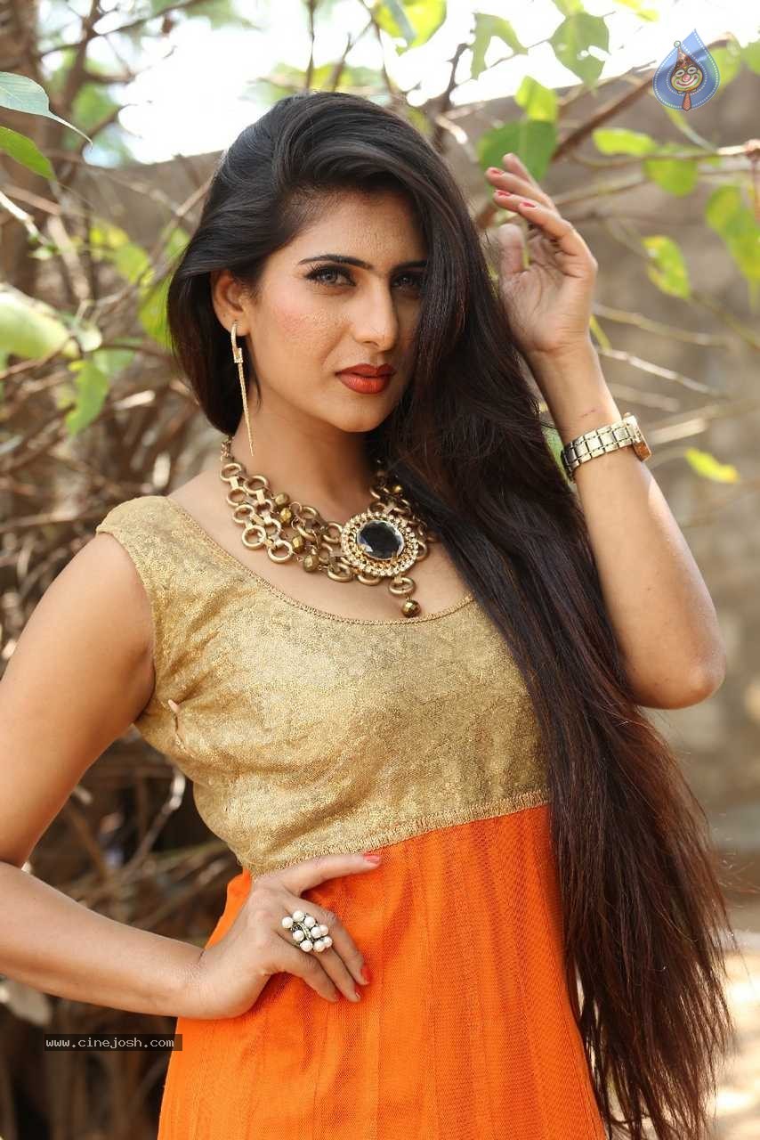 Neha saxena tv actress. Гунджан Саксена. Неха Сахена. Tina Saxena.