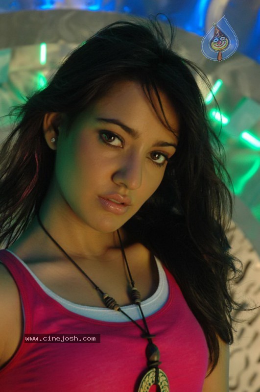 Neha Sharma Gallery - 41 / 60 photos