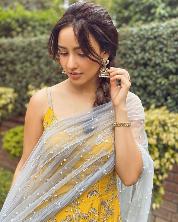 Neha Sharma Stills - 6 / 12 photos