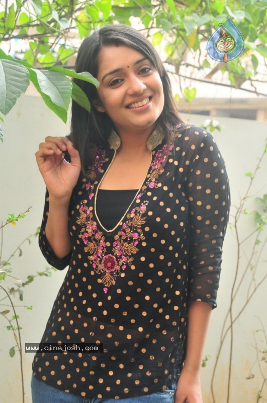 Nikitha Gallery - 4 / 40 photos