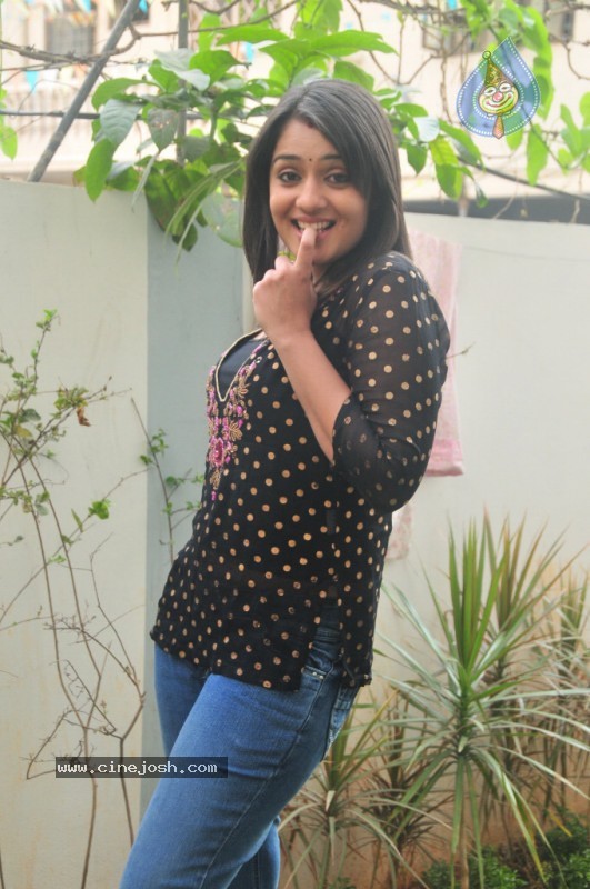 Nikitha Gallery - 6 / 40 photos