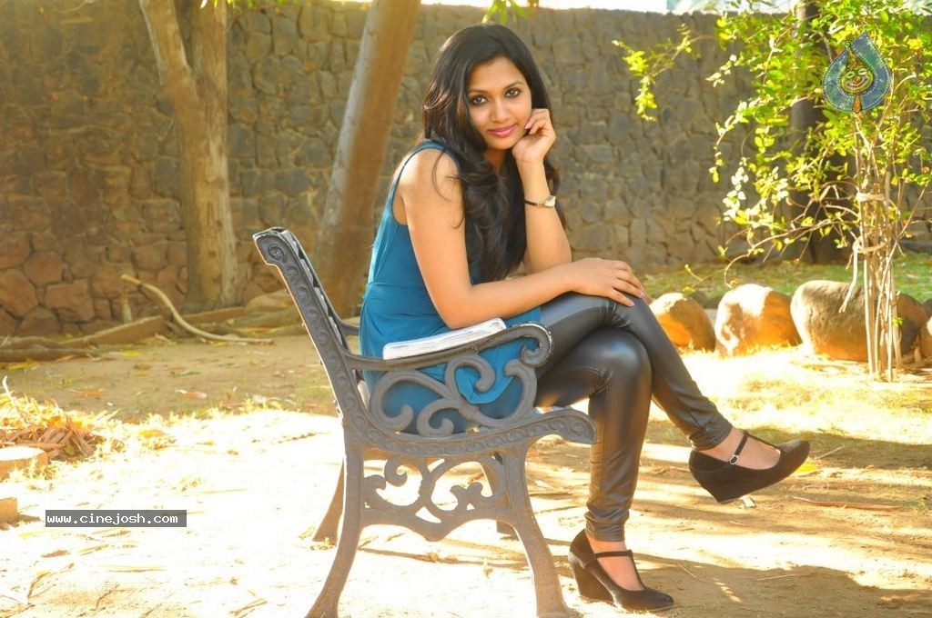 Niranjana Stills - 7 / 39 photos