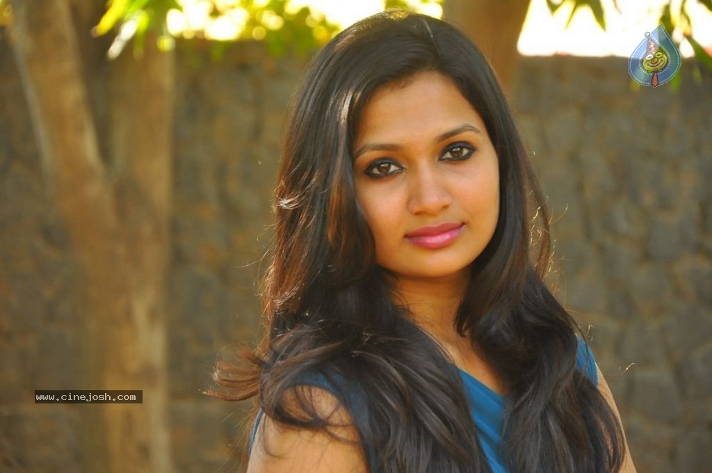 Niranjana Stills - 12 / 39 photos