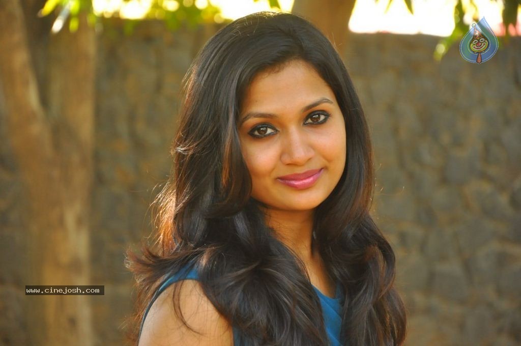 Niranjana Stills - 16 / 39 photos