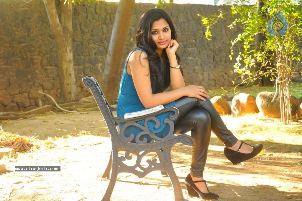 Niranjana Stills - 17 / 39 photos