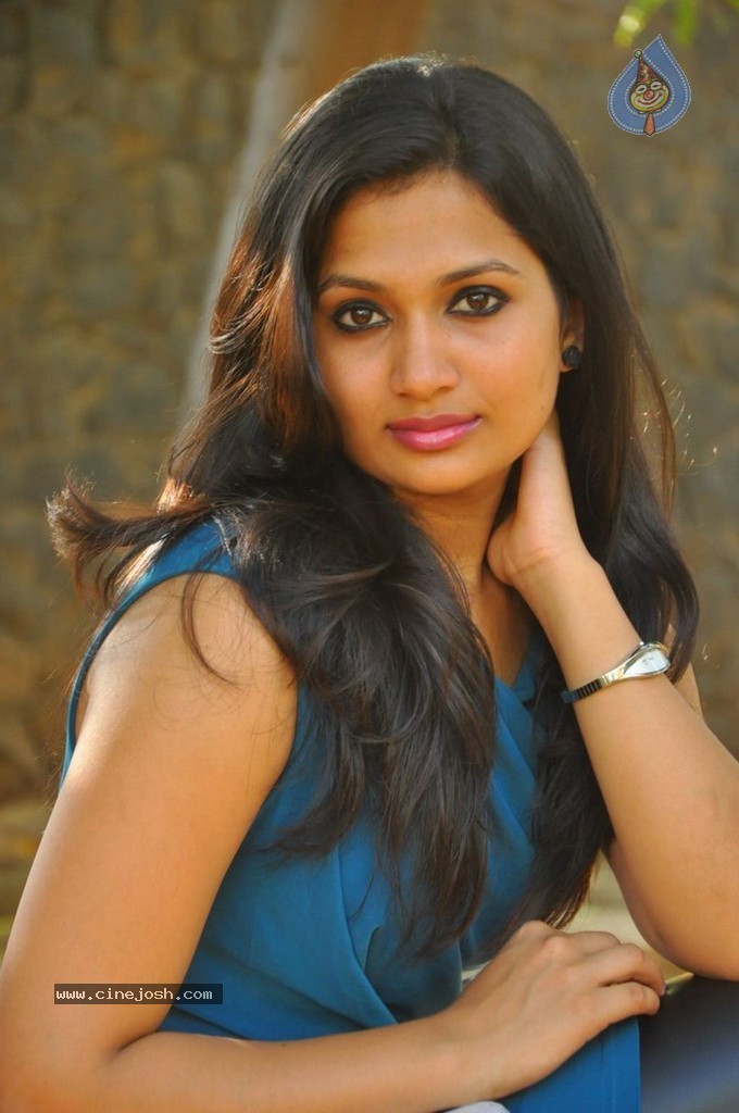 Niranjana Stills - 18 / 39 photos