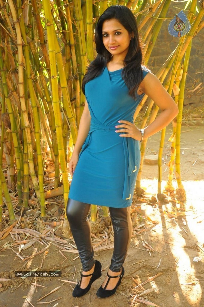 Niranjana Stills - 21 / 39 photos