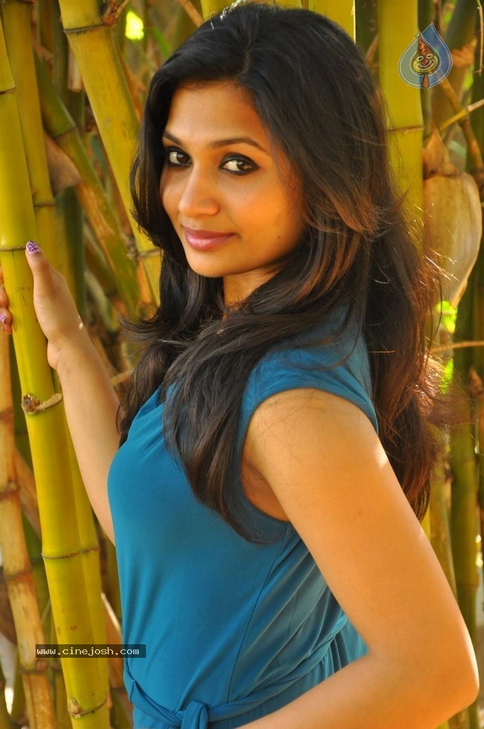 Niranjana Stills - 23 / 39 photos