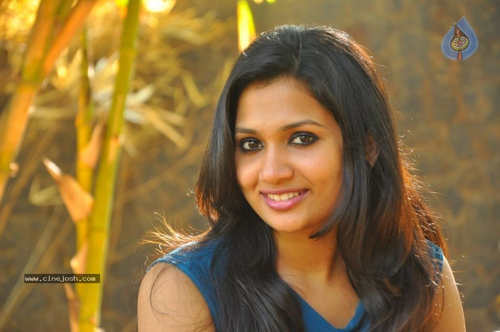 Niranjana Stills - 28 / 39 photos