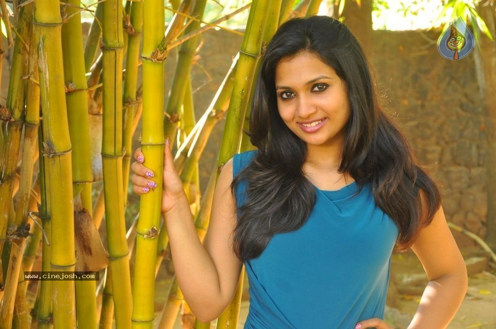 Niranjana Stills - 32 / 39 photos